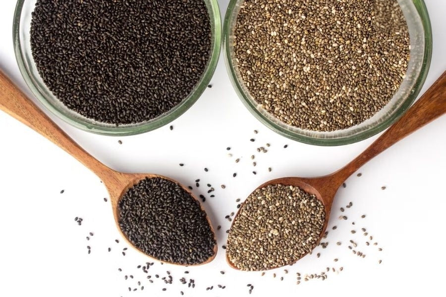 Graines de chia ou graines de basilic : laquelle choisir pour ta routine bien-être ?